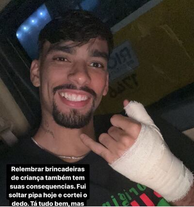 Lucas Paquetá muestra la mano vendada por la lesión sufrida.
