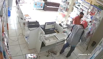 El accionar delictivo de los motochorros quedó registrado en el circuito cerrado del local.