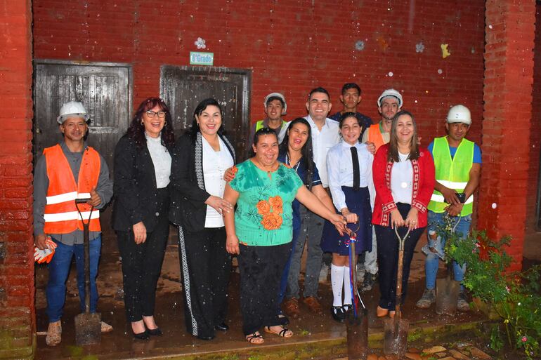 A pesar de la lluvia, se realizó la plada inicial de la obra en la escuela Curuzú Francisco. 