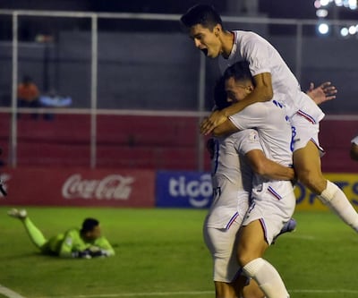 Danilo Santacruz, Carlos Arrúa y Richard Prieto en plena celebración de Nacional, que atraviesa por un dulce momento.