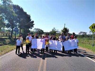 Padres de familia y alumnos de la escuela realizan cierre intermitente del acceso Acahay-La Colmena.