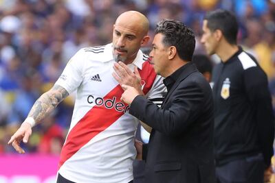El entrenador de River, Marcelo Gallardo (d), dando instrucciones al defensor Javier Pinola.