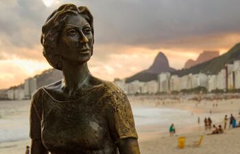 Estatua de Clarice Lispector en la playa de Leme, al sur de Río de Janeiro, Brasil.