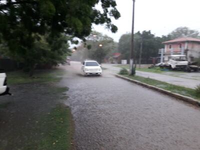 Asi se veia una de las calles de Fuerte Olimpo, tras la intensa lluvia registrada en la tarde de este sabado