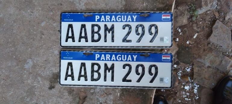 Chapas encontradas dentro del vehículo en el cual huyeron dos presuntos sospechosos.