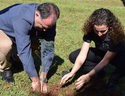 Tras la firma del compromiso, se procedió a la plantación de arbolitos.