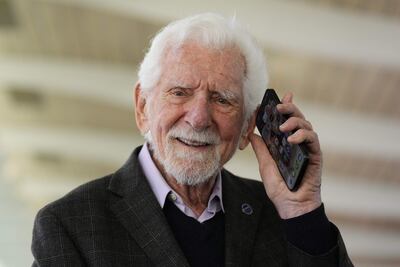 El ingeniero estadounidense Martin Cooper, que inventó el teléfono móvil, cree que este aparato "se ha convertido en una extensión de la persona" y que estamos "solo al principio" de los cambios que nos esperan, e imagina un futuro con móviles adaptados a cada persona e incluso integrados en el cuerpo, ha explicado en una entrevista con EFE.