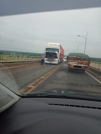Camión descompuesto hace más de una hora en medio de puente Remanso.
