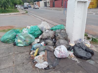 Se van acumulando las bolsas de basura desde el lunes, nuevamente en la misma esquina: Carretera de López y Manuel González, Lambaré