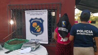 Unas de las detenidas  tras procedimientos policiales antinarcóticos.