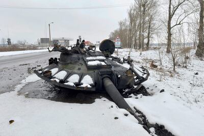 Parte de un tanque ruso destruido en las afueras de la localidad de Kharkiv, Ucrania, este sábado.