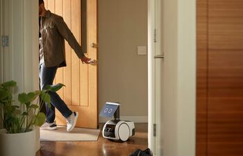 Astro, como fue bautizado el robot, tiene tres ruedas (dos grandes en la parte delantera y una pequeña en la posterior) y un “cuello” del que cuelga una pantalla, en la que se dibujan dos expresivos ojos para dotarlo de más personalidad.