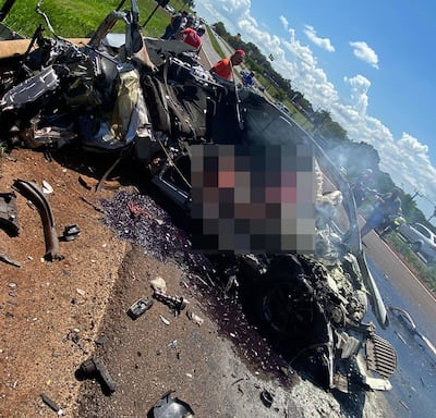 El auromóvil Toyota Premio quedó completamente destrozado tras el violento choque registrado hoy en Foz de Iguazú.