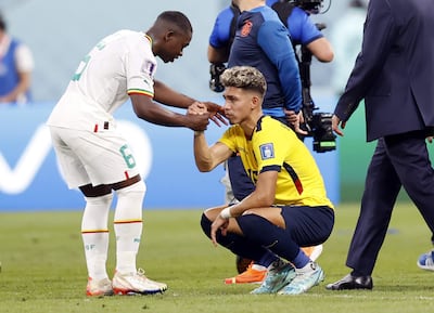 El jugador senegalés Nampalys Mendy trata de consolar al defensor ecuatoriano Piero Hincapié al término del encuentro, que los africanos ganaron para avanzar a octavos y dejar eliminados a los sudamericanos.