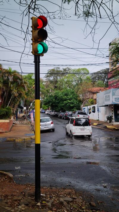 Este semáforo , ubicado en la esquina de Tacuari y Fulgencio R. Moreno, frente a una escuela, marca luz roja y luz verde al mismo tiempo.