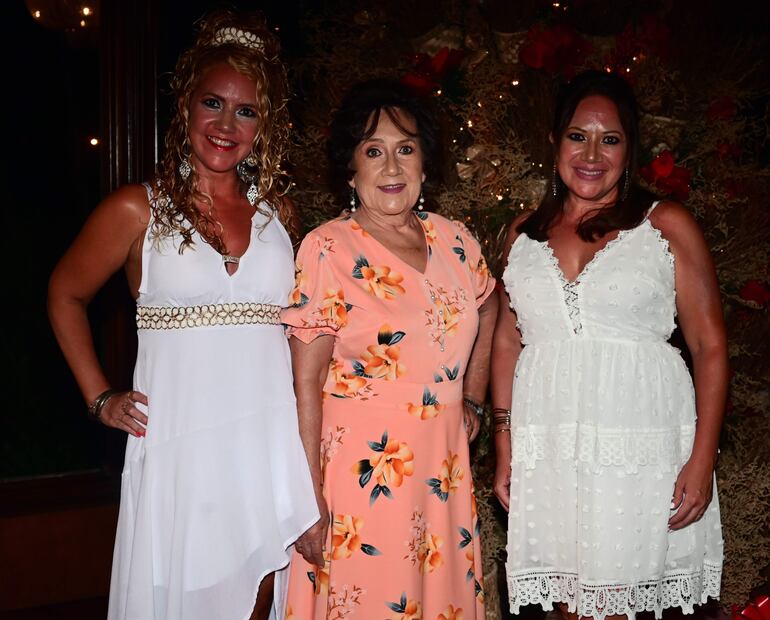 Mónica Dionisi, Numidia Battilana y Claudia Dionisi en el Yacht y Golf Club Paraguayo.