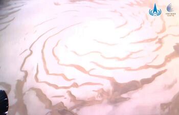 Dos de las fotos muestran total o parcialmente el orbitador de la misión, que ayuda en las comunicaciones entre el explorador, en la superficie marciana, y la Tierra.