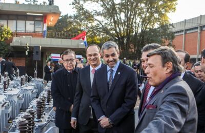 Nicanor Duarte Frutos (Yacyretá), Ernst Bergen (Itaipú) y Mario Abdo Benítez conversan con Eduardo Felippo.