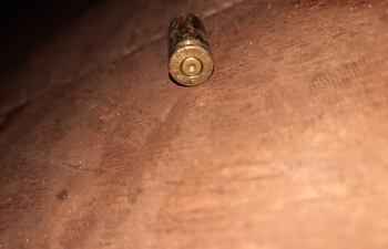 La víctima acuso un disparo de arma de fuego presumiblemente escopeta, a la altura del pecho y falleció en el lugar.