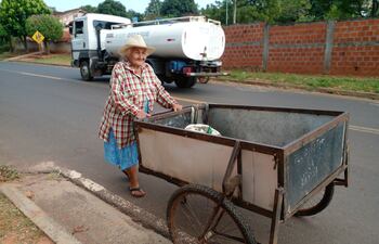 Doña Dionicia sale a la mañana a recorrer los barrios de la ciudad y regresa en horas de la tarde a su casa ubicada en el barrio Cerrito