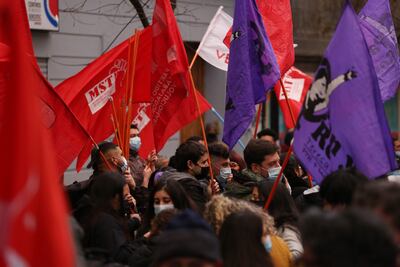 Adherentes a partidos políticos llegan hasta el frontis del Servicio Electoral (SERVEL) en Santiago de Chile. Al menos ocho candidatos se inscribieron para competir en noviembre por la presidencia de Chile.