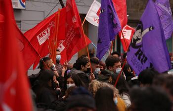 Adherentes a partidos políticos llegan hasta el frontis del Servicio Electoral (SERVEL) en Santiago de Chile. Al menos ocho candidatos se inscribieron para competir en noviembre por la presidencia de Chile.
