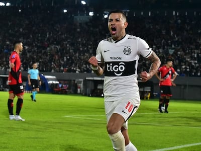 Derlis González, delantero de Olimpia, celebra el tanto que convirtió contra el Atlético Goianiense por los octavos de final de la Copa Sudamericana.