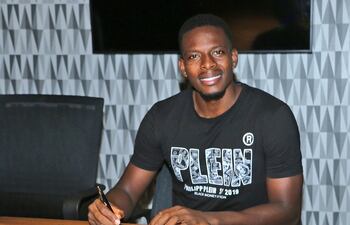 Rentería, durante la firma del contrato.