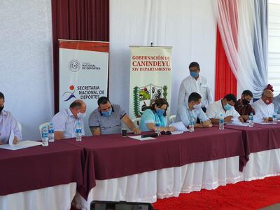 La titular de la SND, Fátima Morales, firma convenio con la Gobernación de Canindeyú para las plazas deportivas.