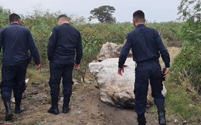 Momentos en que los intervinientes encuentran la basura que iba a ser quemada. Los responsables huyeron del sitio.