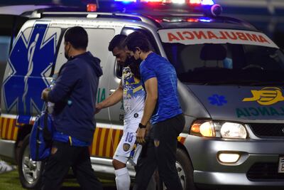 Asistencia a Miguel Samudio por parte de la sanidad del Sportivo Luqueño.