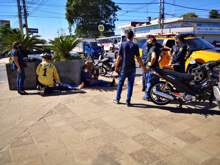 Involucró a una moto kenton urbana negra con matrícula 028 BTN, al mando de Arellano Benítez (43) y Luis Rodríguez Arévalos (34), al mando de una moto kenton Gtr 200 azul, con matricula 935 HDO.