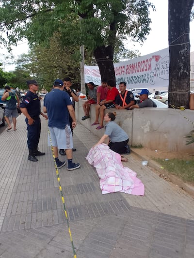 Alcides Verón, mecánico de unos 60 años de edad, falleció en la vía pública. .