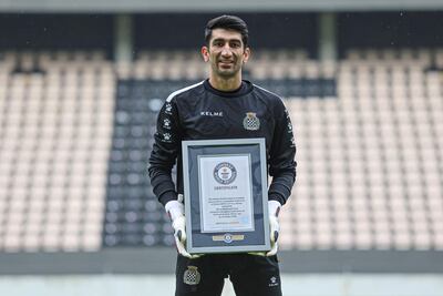 El guardameta iraní del Boavista, Alireza Safar Beiranvand, compartió con sus compañeros el diploma del libro Guinness que lo reconoce como el portero con el saque a una mano más lejano, con una distancia de 61 metros y 66 milímetros.