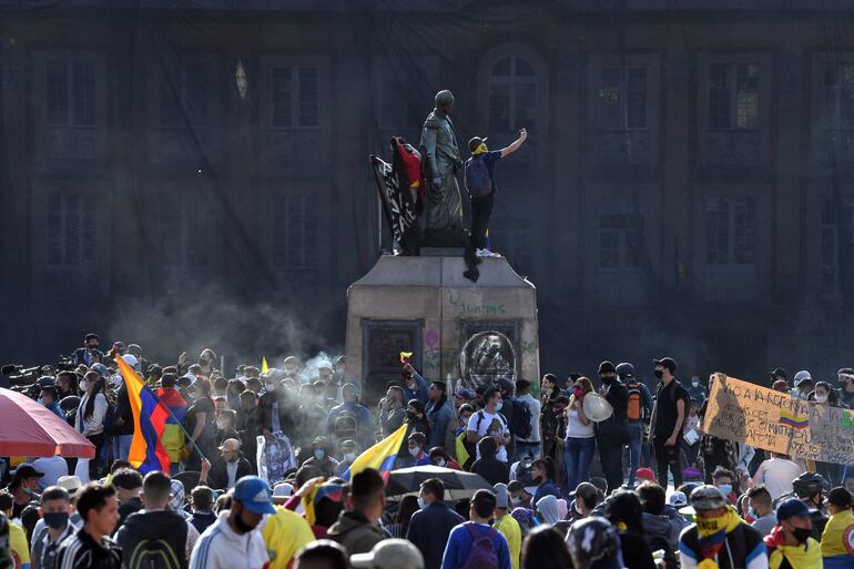 Manifestantes protestan en la plaza Bolívar de Bogotá, el pasado miércoles.