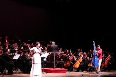 Cristina Bitiusca, Alcides Ovelar y la OSN bajo la dirección de Juan Carlos Dos Santos.