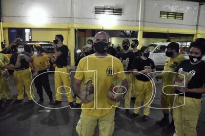 Un bombero voluntario exhibe una de las donaciones que llegaron hasta la Primera Compañía en la noche del jueves.