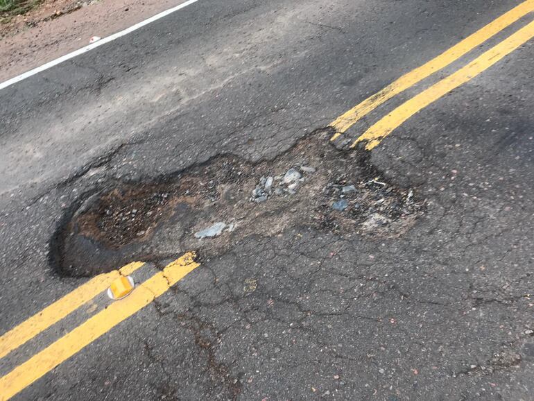 Peligroso cráteres en medio de la ruta PY01