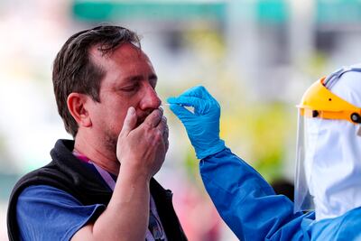 Personal de la secretaria de Salud del Municipio de Quito toma muestras para el test de diagnóstico para coronavirus al personal sanitario.