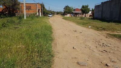 La intendencia de Roque prácticamente olvidó empedrar esta calle denominada Mariano Molas que figura en los papeles como pavimentada. Los contribuyentes anuncian que no van a pagar sus impuestos este año, como repudio a la falta de gestión de la jefa comunal.