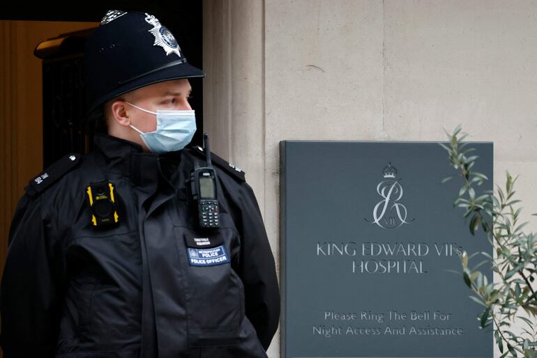 Un policía monta guardia frente al hospital King Edward VII en el centro de Londres. La reina Isabel II pasó la noche allí.