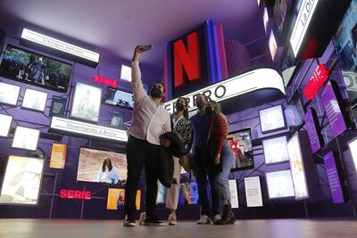Visitantes de la Caja Netflix, una estrategia para acercar al público con la series y películas de la plataforma, en Guadalajara, estado de Jalisco (México). El mercado de las plataformas de 'streaming' a nivel mundial acumula meses mostrando signos de saturación para unas empresas que se afanan en diseñar nuevas estrategias que puedan frenar las importantes caídas de suscriptores, sus pérdidas millonarias y la sangría de despidos.