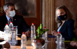 La subsecretaria de Estado de Asuntos Políticos del país norteamericano, Victoria Nuland, junto al presidente Mario Abdo en la cumbre de ayer en el Palacio de López.