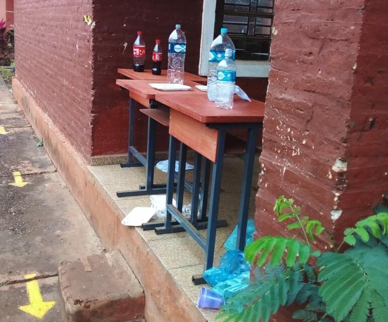 Las mesas de los docentes y los pasillos de la institución abandonados en un basural