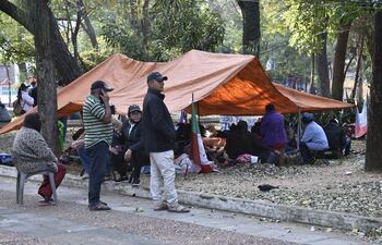 Los grupos campesinos e indígenas de la CNI y de la ACIP establecieron desde ayer campemento en la Plaza Uruguaya y ya realizaron desde anoche piquetes en el microcentro capitalino..
