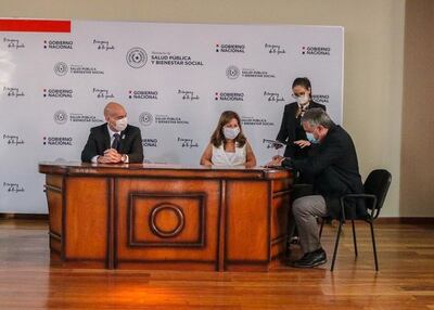 Firma de convenio entre el ministro de Salud y representantes del sector farmacéutico.