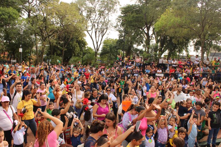 Las familias con sus niños cantaron y bailaron con el. show de Pedrito el Payaso.