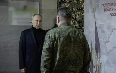 El presidente ruso Vladimir Putin conversa con un soldado durante una visita al cuartel de la Guardia Nacional de Vostok en Lugansk, este martes.