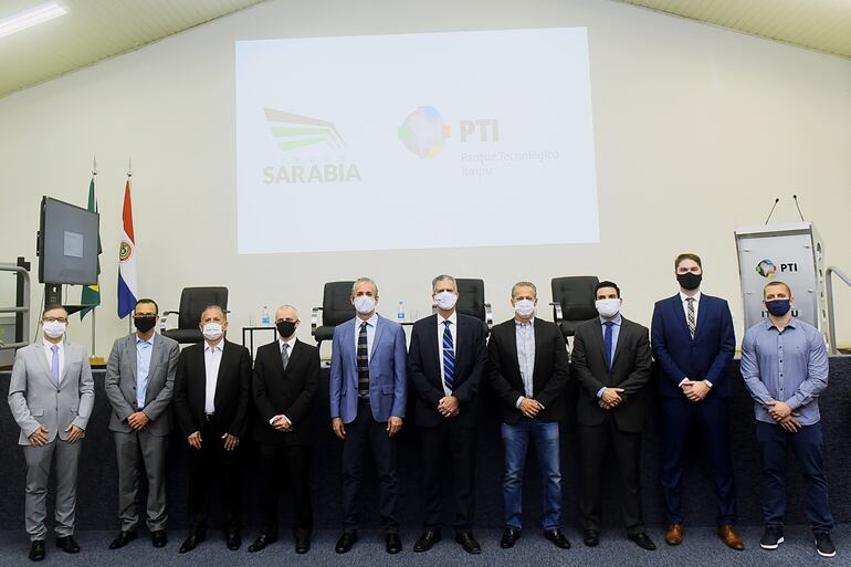 En el centro José Marcos Sarabia y el general Eduardo Garrido, junto a directores y gerentes del Grupo Sarabia y PTI -Brasil.
