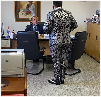 Valentín Domínguez es conocido por usar llamativos trajes tipo “animal print” cuando acude a los Juzgados.